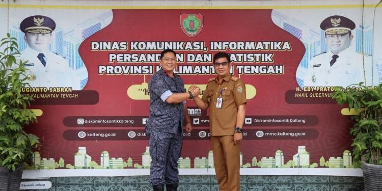 FOTO: MMC/MATAKALTENG - Kepala Diskominfosantik Kalteng Agus Siswadi saat menerima kunjungan dari Kepala BNNP Kalteng Brigjen Pol Sumirat Dwiyanto.