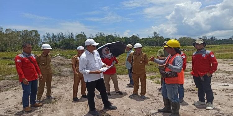 FOTO: IST/MATAKALTENG - Tim Dislutkan Kalteng saat menerima kunjungan Tim IPB University di Shrimp Estate Sukamara.