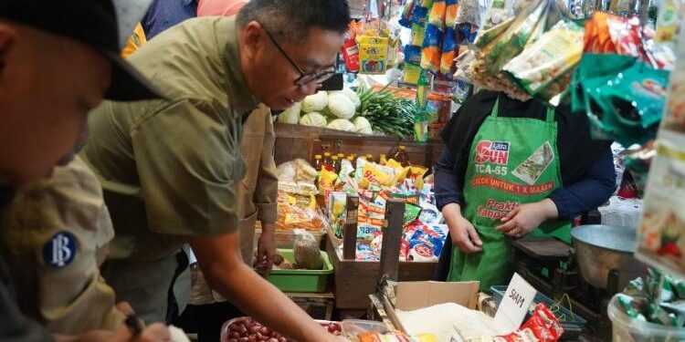 FOTO : MATAKALTENG - Asisten Ekbang Leonard S. Ampung tengah melakukan pemantauan harga dan stok pangan jelang Ramadan dan Idul Fitri.