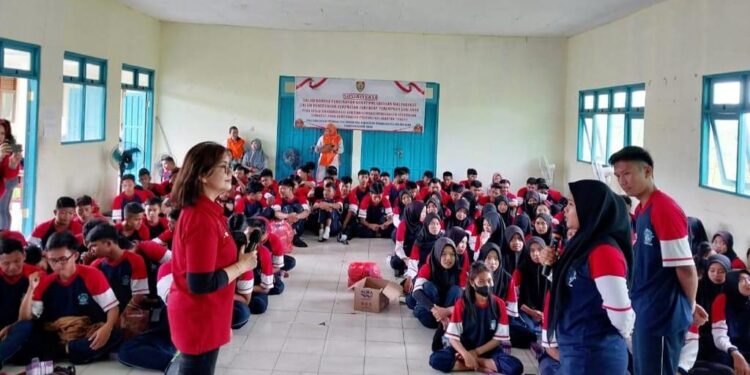 FOTO: IST/MATAKALTENG - Sosialisi Pencegahan Kekerasan Pada Perempuan dan Anak terkait perundungan yang dilaksanakan di SMK Negeri 8 Palangka Raya.
