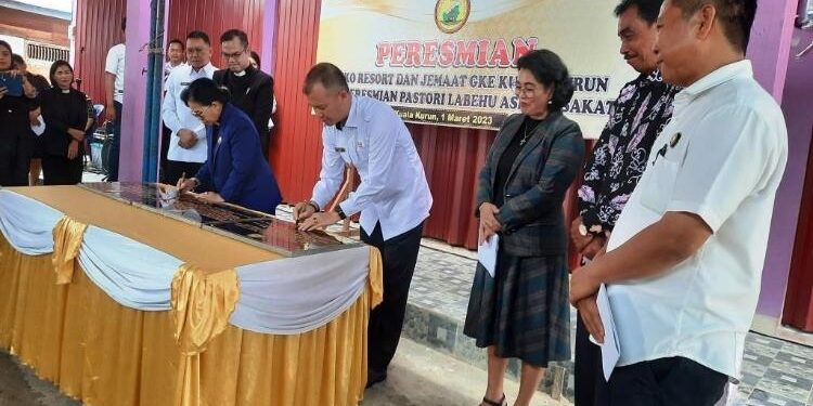 FOTO : DISKOMINFO SANTIK/MATAKALTENG - Bupati Gumas Jaya Samaya Monong dan Ketua Umum Majelis Sinode GKE Simpon F Lion, menandatangani prasasti sebagai tanda diresmikannya pembangunan ruko majelis resort dan jemaat GKE Kuala Kurun, Rabu, 1 Maret 2023.