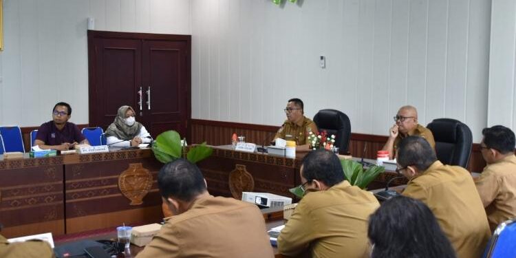 FOTO: OLIVIA/MATAKALTENG - Leonard S. Ampung saat pimpin Rapat Persiapan dalam rangka Menjaga Stabilitas Harga dan Ketersediaan Kebutuhan Pokok pada Hari Besar Keagamaan Nasional.
