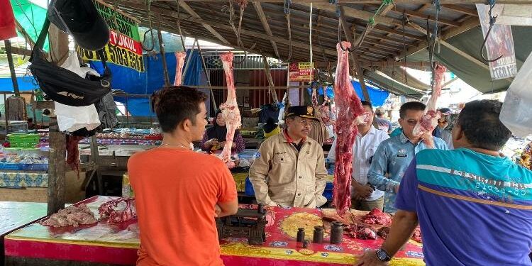 FOTO: OLIVIA/MATAKALTENG - Sekda Provinsi Kalteng, H. Nuryakin lakukan sidak di Pasar Pelita dan distributor bahan pokok di Puruk Cahu, Kabupaten Murung Raya.