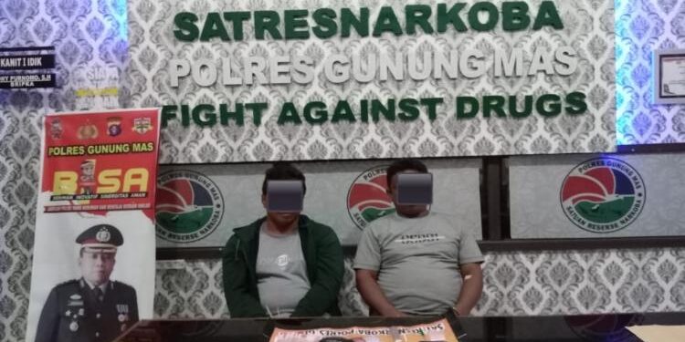 FOTO : SATRES NARKOBA POLRES GUMAS/MATA KALTENG - BC (49) dan KM (42) beserta barang bukti sabu ketika diamankan di Kantor Satreskoba Polres Gumas, Senin, 13 Maret 2023.