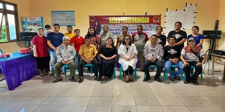 FOTO : MATAKALTENG - Anggota DPRD Kalteng Ina Prayawati, saat melaksanakan reses perorangan dalam rangka menyerap aspirasi dan usulan masyarakat di Dapil IV, belum lama ini.