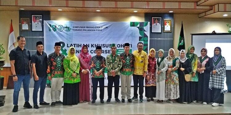 FOTO : MATAKALTENG - Wakil Ketua I DPRD Kalteng sekaligus Ketua KAHMI Kalteng H Abdul Razak, foto bersama pengurus HMI dan Kohati, dalam penutupan kegiatan LKK dan SC Tingkat Nasional HMI Cabang Palangka Raya.