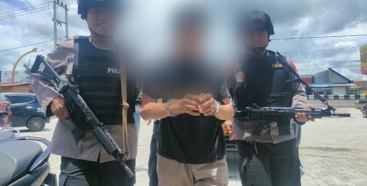 FOTO: IST/MATA KALTENG- Pelaku saat digiring oleh petugas Kepolisian Polsek Baamang, Senin 13 Maret 2023.