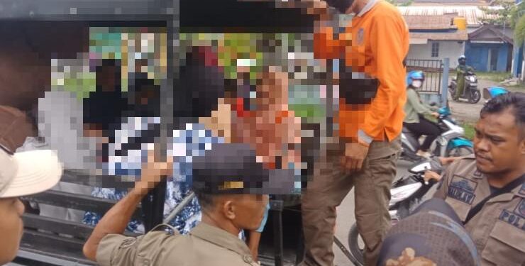 FOTO : DEVIANA/MATAKALTENG - Sejumlah anak jalanan saat diamankan petugas gabungan Dinsos dan Satpol PP, Jumat 24 Maret 2023.