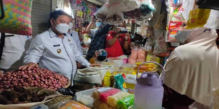 FOTO : DOKUMENTASI DEVIANA/MATAKALTENG - Bupati Kotim Halikinnor saat sidak ke pasar. 