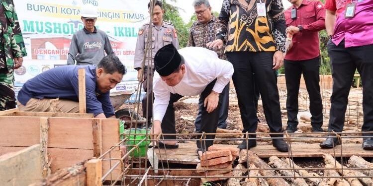 FOTO : DEVIANA/MATAKALTENG - Bupati Kotim Halikinnor saat peletakan batu pertama mushola Al Ikhlas, Kamis 2 Maret 2023.