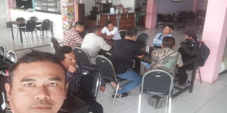 FOTO: IST/MATAKALTENG - Pertemuan antara pihak management perusahaan KJP-CPS Banjarmasin dengan warga Handel 2 Sei Pitung Kapuas, Kamis 2 Maret 2023.