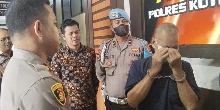 FOTO : AGUS/MATA KALTENG - Pelaku BJ (Baju tahanan) menangis saat di Mapolres Kotim.