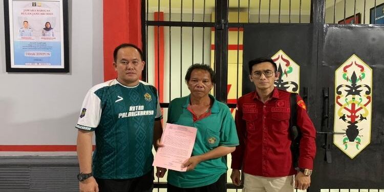 FOTO : IST/MATAKALTENG - Terpidana Tipikor Adae Enel (tengah), saat dieksekusi oleh Kejaksaan Negeri Kabupaten Katingan, di Rutan Kelas II A Palangka Raya, Jumat 3 Maret 2023.