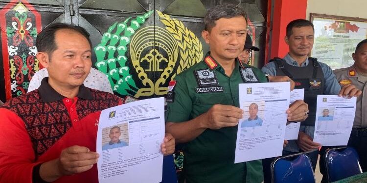 FOTO: RIZAL/MATAKALTENG - Kepala Lapas Kelas IIA Palangka Raya, Chandran Lestyono (Baju hijau), pada saat menunjukkan para napi yang kabur.