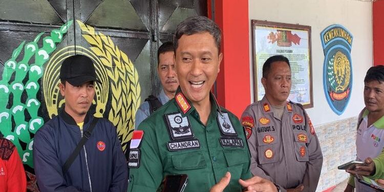 TEKS POTO: RIZAL/MATAKALTENG - Kepala Lapas Kelas IIA Palangka Raya, Chandran Lestyono (Baju hijau) pada saat menggelar press release.