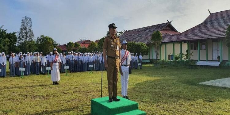 FOTO : DEVIANA/MATAKALTENG - Camat MBK saat menjadi pembina upacara di SMAN 4 Sampit, Senin 6 Maret 2023.
