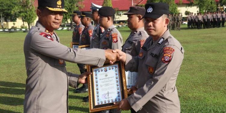 FOTO: RIZAL/MATAKALTENG - Kapolda Kalteng, Irjen Pol Nanang Avianto, pada saat menyerahkan piagam penghargaan kepada personel.