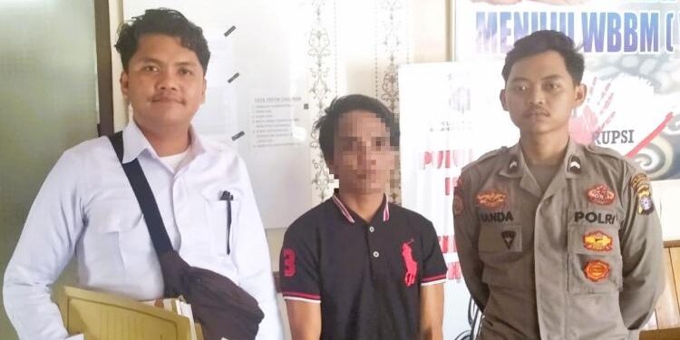 FOTO: RIZAL/MATAKALTENG - Tersangka FR (tengah), pada saat akan dilimpahkan ke Kejari.