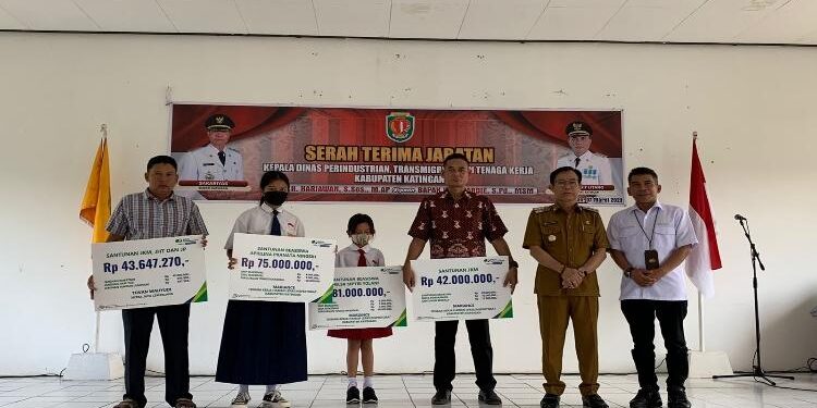 FOTO: BPJS/MATA KALTENG - Serah terima bantuan dari BPJS Ketenagakerjaan kepada ahli waris.