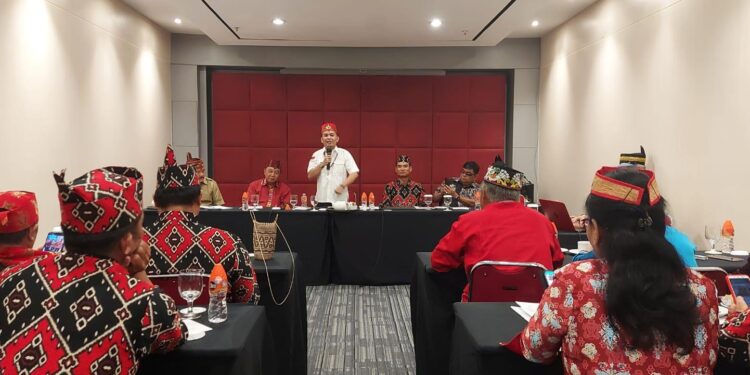 FOTO: OLIVIA/MATAKALTENG - Ketum DAD Kalteng, H Agustiar Sabran saat berikan arahan kepada pengurus DAD Barut dan pengurus DAD se Kecamatan Barut.