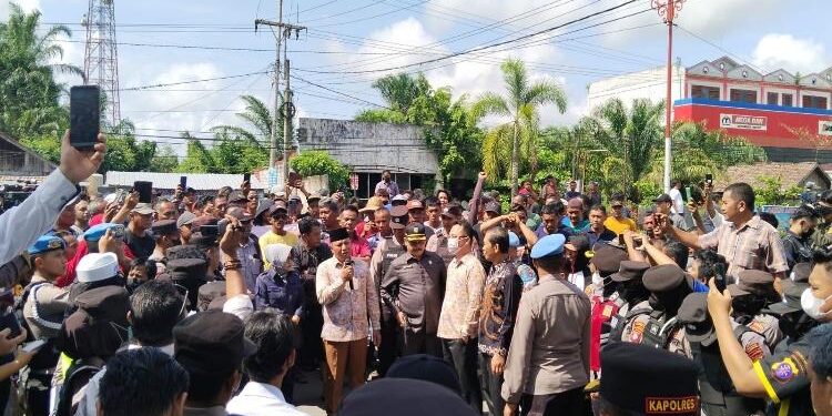 FOTO : AGUS/MATA KALTENG - Demo di depan gedung DPRD Kotim, Rabu, 8 Maret 2023.