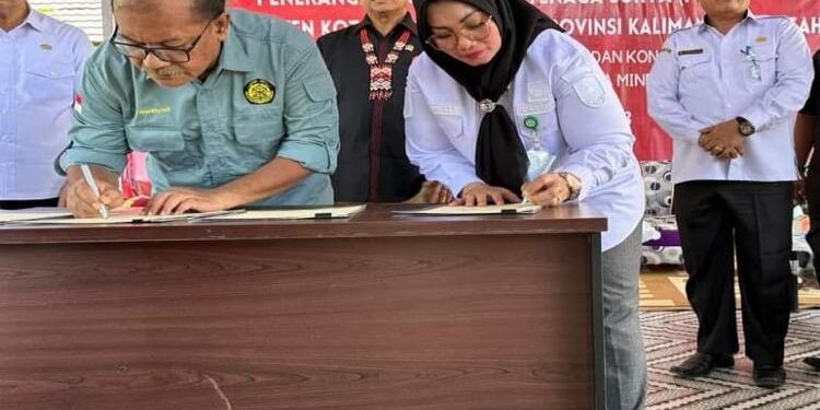 FOTO: HUMAS/MATAKALTENG - Wakil Bupati Kotim, Irawati bersama Dirjen Energi Baru Terbarukan dan Konservasi Energi Kementerian ESDM-RI resmikan PJU-TS di Kecamatan Antang Kalang, Rabu 8 Maret 2023.