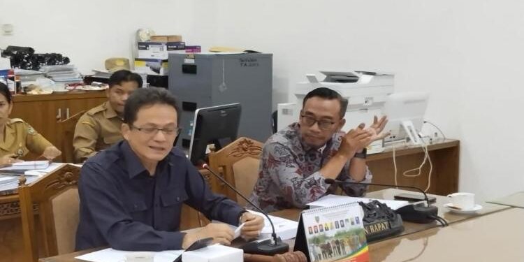 FOTO: IST/MATAKALTENG - Anggota DPRD Kalteng, yang juga Sekretaris Pansus Revisi RTRWP Kalteng, Fajar Hariady (kanan) didampingi Ketua Pansus Y Fredi Ering, saat pembahasan RTRWP Kalteng.