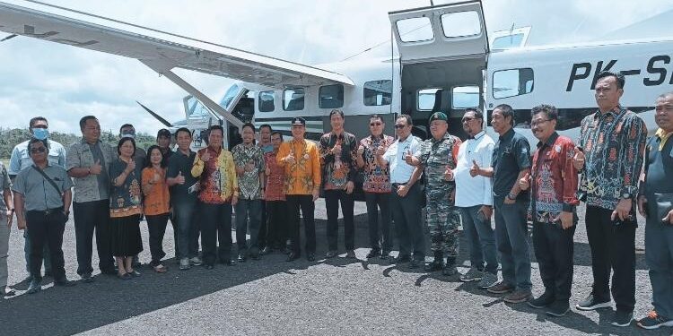 FOTO : DISKOMINFO SANTIK/MATA KALTENG - Bupati Gumas Jaya S Monong didampingi Plh Sekda Richard, yang mewakili Kepala Kantor UPBU Kuala Kurun, dan Direktur PT SCA Fransiskus, berfoto bersama dengan pihak terkait di pesawat Cessna Caravan B208 EX, yang berencana akan melayani rute penerbangan Kuala Kurun-Palangka Raya, pekan lalu.