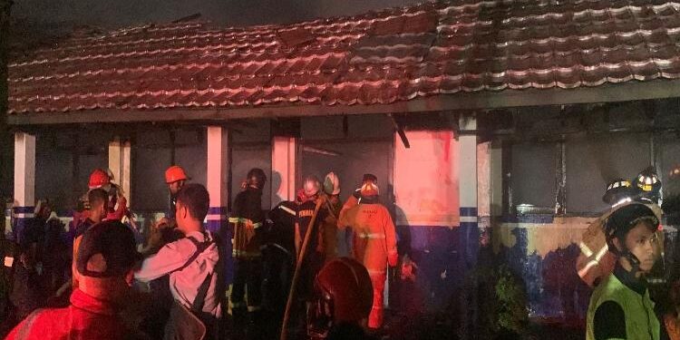 FOTO: RIZAL/MATAKALTENG - Petugas pemadam kebakaran, pada saat melakukan pendinginan di ruangan SMAN 5 Palangka Raya yang terbakar.