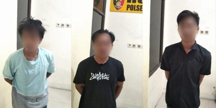 FOTO: HUMAS POLSEK/MATAKALTENG - Ketiga pemuda pada saat diamankan di Mapolsekta Pahandut.
