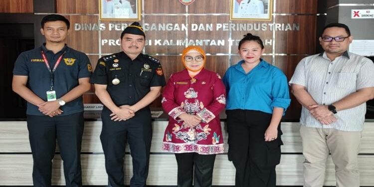 FOTO: RIZAL/MATAKALTENG - Plt Kepala Bea Cukai Palangka Raya, Firman Yusuf (pojok kiri), pada saat berkunjung ke Disdagperin Kalteng.