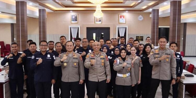 FOTO: RIZAL/MATAKALTENG - Foto bersama Wakapolda Kalteng, Brigjen Pol Mohamad Agung Budijono, bersama personel Bidhumas Polda Kalteng.