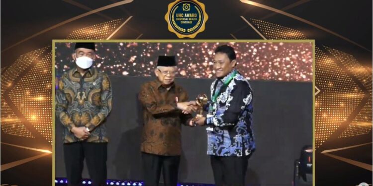 FOTO: IST/MATAKALTENG - Wakil Gubernur Kalteng H. Edy Pratowo saat menerima Penghargaan UHC Award 2023.