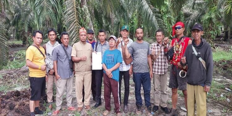 FOTO: RIZAL/MATAKALTENG - Perwakilan RT dan masyarakat Desa Pelantaran, pada saat menunjukkan surat pernyataan sikap.