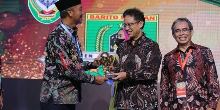 FOTO : IST/MAKA - Bupati Sukamara Windu Subagio saat menerima penghargaan UHC.