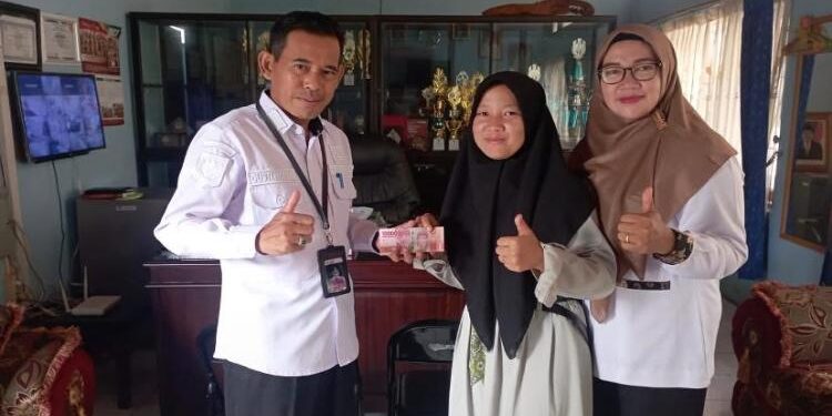 FOTO: IST/MATA KALTENG - Camat Kota Besi Gusti Mukafi saat memberikan uang tunai kepada Anggota Pramuka.