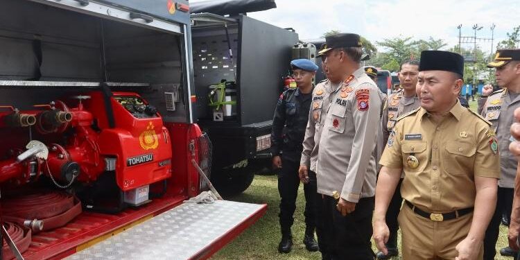 FOTO: RIZAL/MATAKALTENG - Gubernur Kalteng, Sugianto Sabran bersama Kapolda Kalteng, Irjen Pol Nanang Avianto dan Danrem 102/Pjg, Brigjen TNI Bayu Permana, pada saat melakukan pemeriksaan sarpras.