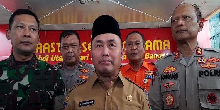 FOTO: RIZAL/MATAKALTENG - Gubernur Kalteng, Sugianto Sabran (tengah).