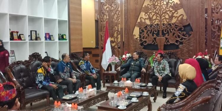 FOTO : DEVIANA/MATAKALTENG - Bupati Kotim Halikinnor saat menerima kunjungan Ketua Pengadilan Agama Kalteng, Kamis 16 Maret 2023.