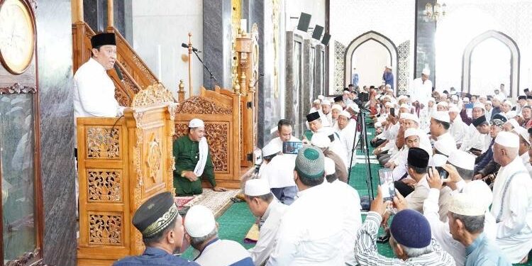 FOTO: IST/MATAKALTENG - Wagub Edy Pratowo Salat Jumat Perdana di Masjid Agung Kubah Kecubung Palangka Raya.