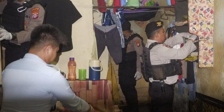 FOTO: IST/MATA KALTENG - Petugas Gabungan saat menggelar razia dan penggeledahan terhadap WBP di Lapas Kelas IIB Sampit.