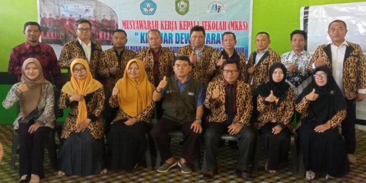 FOTO: DISDIK/MATA KALTENG - Plt Kepala Disdik Kotim Irfansyah saat menghadiri pembukaan musyawarah MKKS Ki Hajar Dewantara di Samuda.