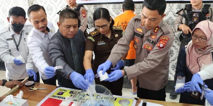 FOTO: RIZAL/MATAKALTENG - Wakapolresta Palangka Raya, AKBP Andiyatna, pada saat melakukan pemusnahan barang bukti.