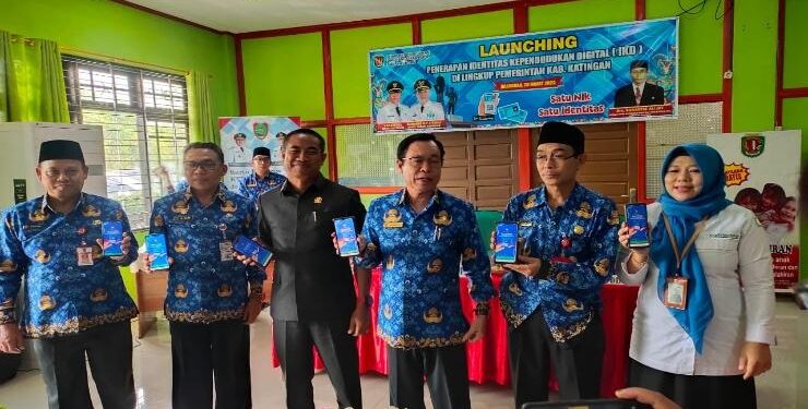 FOTO : IST/MATAKALTENG - Bupati Katingan Sakariyas, saat melaksanakan Launching IKD, di kantor Dukcapil setempat.