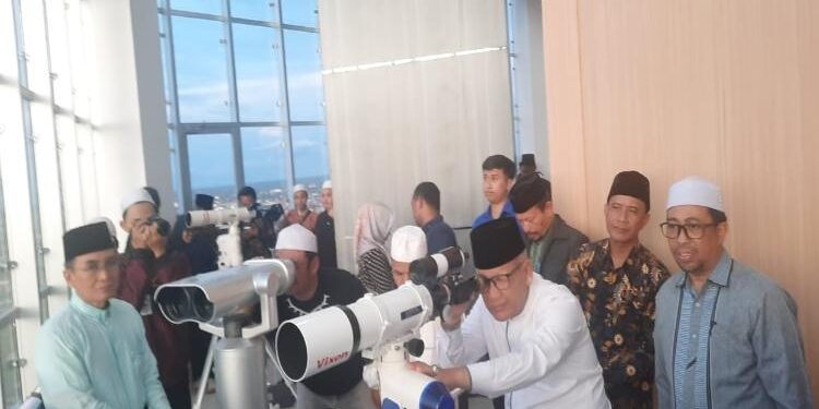 FOTO: RIZAL/MATAKALTENG - Jajaran Kemenag Kalteng, pada saat melakukan Rukyatul Hilal di Menara Masjid Raya Darussalam, Palangka Raya.