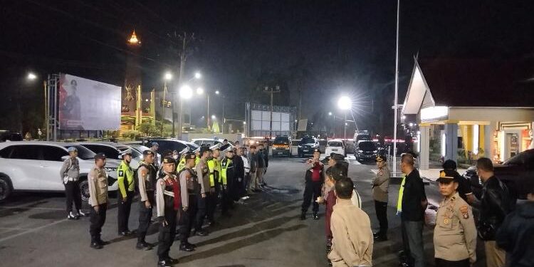 FOTO: AGUS/MATA KALTENG - Tim gabungan Polres Kotim, saat melakukan apel seusai menggelar razia di beberapa tempat di Mapolres Kotim, Minggu 19 Maret 2023 dini hari.