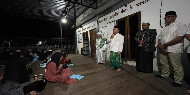 FOTO: OLIVIA/MATAKALTENG - Gubernur Kalteng Sugianto Sabran berbincang dengan para santri saat melakukan Safari Ramadan ke Pondok Pesantren Hidayatul Insan.