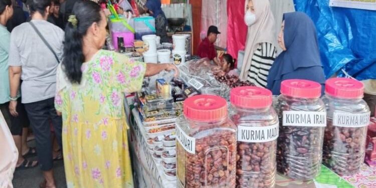 FOTO: OLIVIA/MATAKALTENG - Pedagang yang berjualan kurma di pasar Ramadan Jalan Yos Sudarso, Palangka Raya.