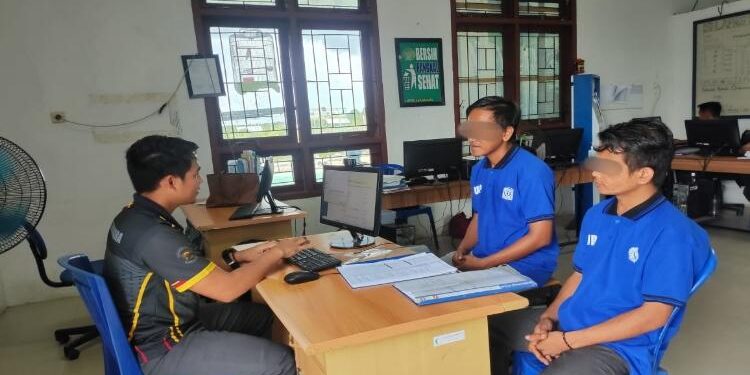 FOTO : AKH/MATAKALTENG - Dua warga binaan pemasyarakatan di Lapas Sukamara saat didata terkait program asimilasi dan cuti bersyarat.