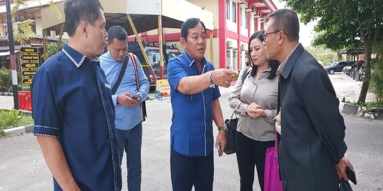 FOTO: RIZAL/MATAKALTENG - Kuasa Hukum Alpin Lawrence Dkk, Irjen Pol Purn Ricky Sitohang, (Baju biru tengah) bersama tim pada saat berada di Palangka Raya.